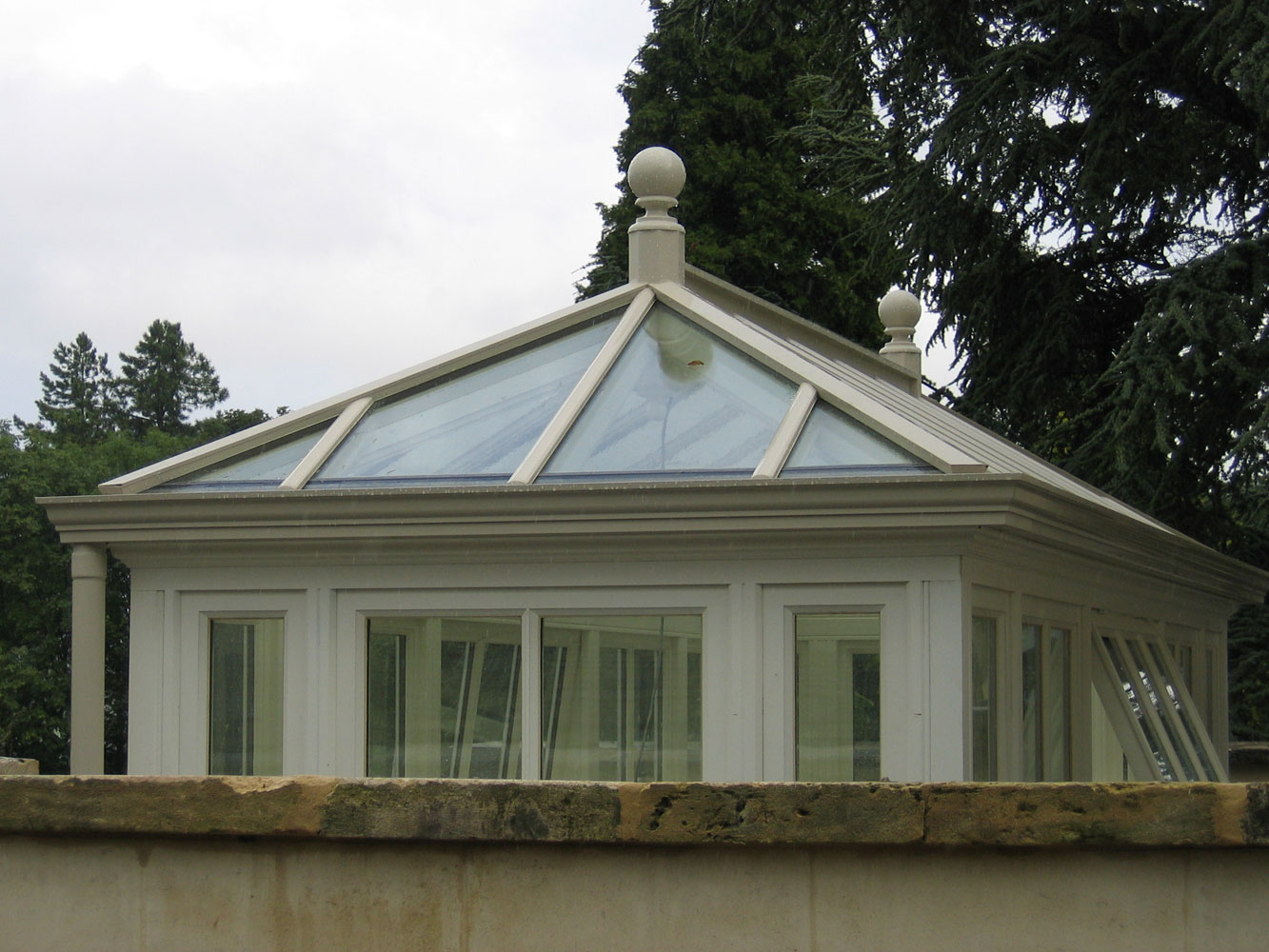 End elevation of a roof lantern with side frames