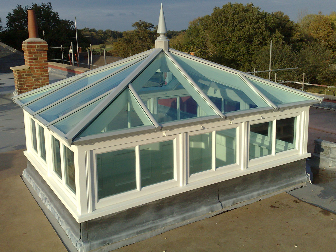 Roof lantern with side frames and soft tint glass